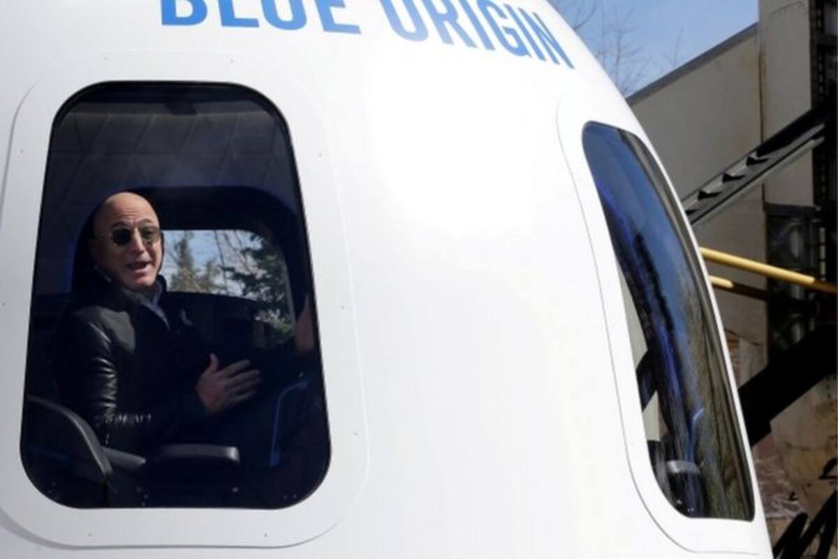 Bezos en una nave espacial construida por su compañía Blue Origin