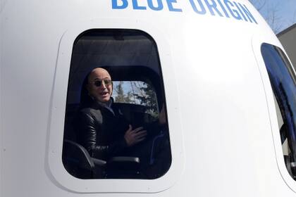 Bezos en una nave espacial construida por su compañía Blue Origin
