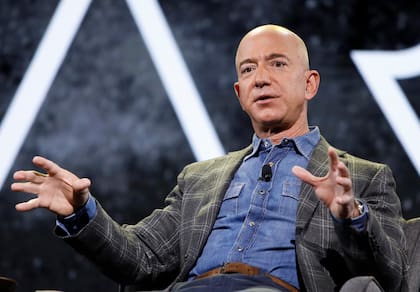 Bezos fundó Blue Origin en 2000, dos años antes que Musk creara SpaceX, pero adoptó un desarrollo más cauteloso, en contraste con la filosofía de sus rivales