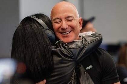 Bezos posee un patrimonio de 223,5 mil millones y Sánchez, de 30 millones