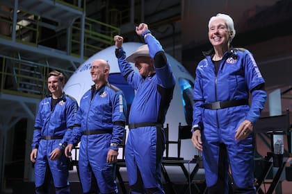Bezos viajó a la superficie de la Tierra con otros pasajeros, abriendo las puertas la turismo espacial