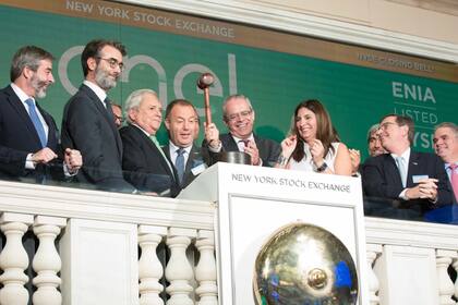 Bezzeccheri y directivos de Enel Américas al cerrar la rueda en la Bolsa de Nueva York