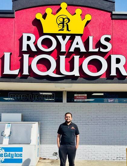 Bhavik Patel, copropietario de Royals Liquor, la tienda que se llevó el boleto ganador