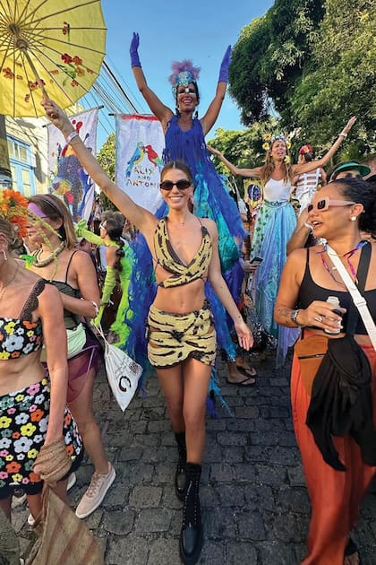 Bianca Brandolini, con un dos piezas “de bananas”, fue una de las invitadas más divertidas.
