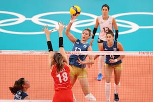 Bianca Farriol # 13 del Equipo Argentina golpea contra Zehra Gunes # 18 del Equipo Turquía durante el Preliminar de Mujeres