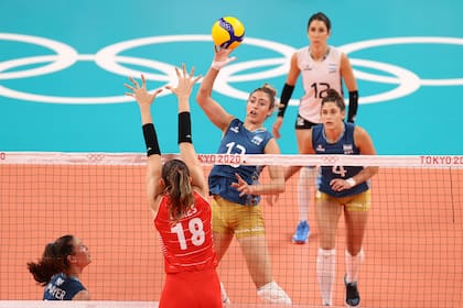 Bianca Farriol # 13 del Equipo Argentina golpea contra Zehra Gunes # 18 del Equipo Turquía durante el Preliminar de Mujeres