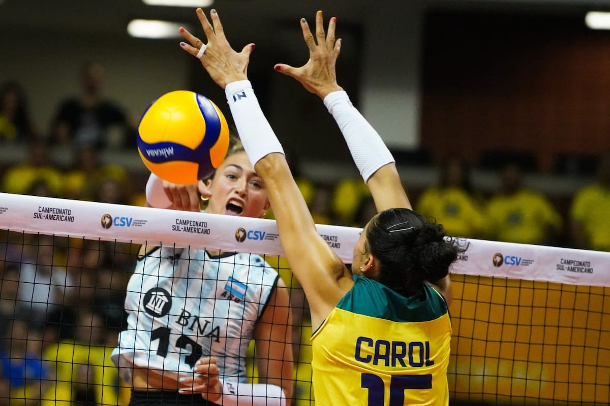 Bianca Farriol (en el remate) y Las Panteras tienen una parada complicada para clasificar a los Juegos Olímpicos