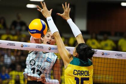 Bianca Farriol (en el remate) y Las Panteras tienen una parada complicada para clasificar a los Juegos Olímpicos