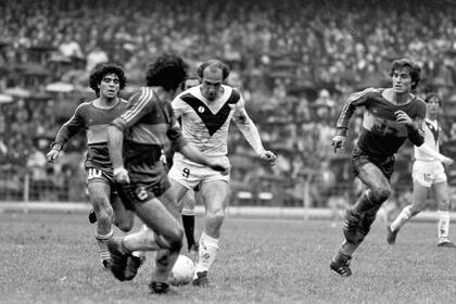 Bianchi, con la camiseta de Vélez, frente a Maradona, Benítez y Ruggeri, en julio de 1981; fue 1-1, con goles del Virrey y Diego