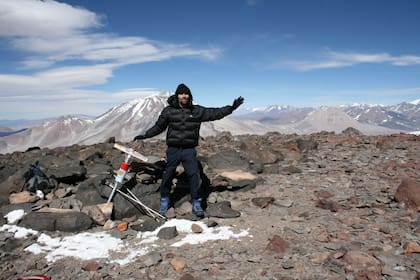 Mauricio Bianchi, abogado y montañista, en la cumbre del volcan San Francisco, en Catamarca