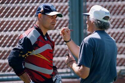 Bianchi le da indicaciones a un joven Chilavert, en una entrenamiento de Vélez, en 1995