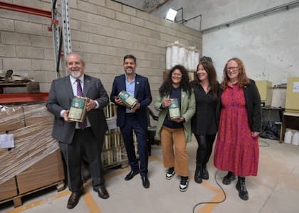 Bianco, con el rector de la UNQ, Alfredo Alfonso, y funcionarias, en la planta de alimentos de la universidad