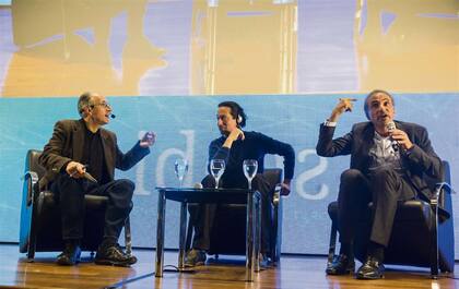 Biard y Ramadan flanquean a Petrella