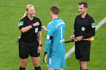 El saludo de Manuel Neuer, arquero y capitán de Bayern Munich, con Bibiana Steinhaus, la mujer que a los 41 años dirigió su último partido en Alemania y fue censurada en Irán.