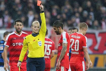 Bibiana Steinhaus, la única mujer árbitro de la Bundesliga
