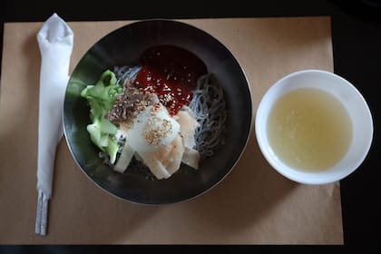 Bibim-Nengmion, una sopa con fideos fríos mezclados que se puede probar en Sandulchan