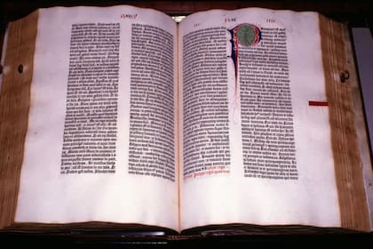 Biblia de Gutenberg impresa en 1455, hito cultural que marca el fin de la Edad Media junto a la caída de Constantinopla
