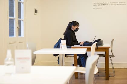 "Biblio office": muchos aprovechan el wifi libre de las bibliotecas porteñas para trabajar a distancia