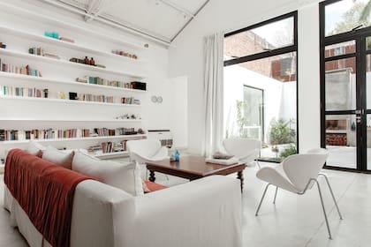 Biblioteca a medida (Jorge Biturro). Los relojes son un homenaje al artista Félix González Torres.