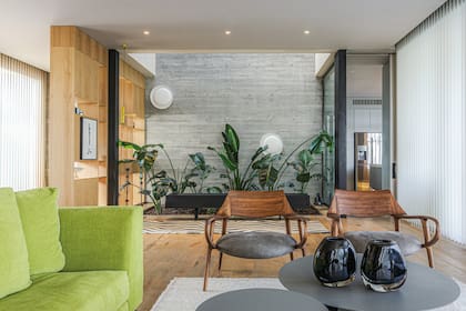 Biblioteca (Carpintería Raniolo). Alfombra (Vanina Mizrahi). Cortinas (Hunter Douglas). Piso de roble de Eslavonia (Patagonia Flooring).
