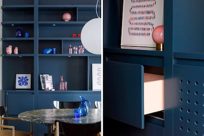 Biblioteca de melamina ‘Himalaya’ (Faplac) en color azul ‘SW 7605’ (Sherwin Williams). El factor sorpresa está presente en los interiores del mueble que son color rosa.