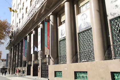 Biblioteca del Congreso de la Nación, frente al Parlamento