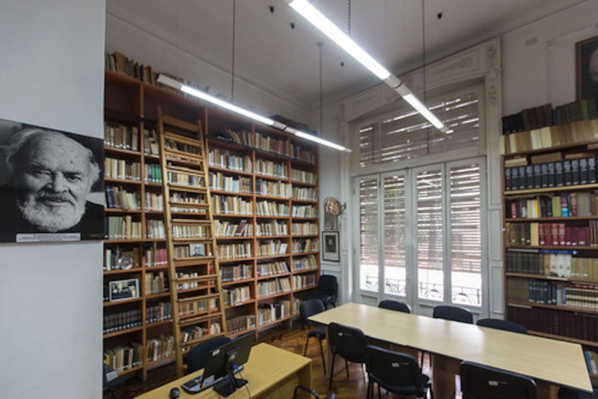 Biblioteca del Instituto Nacional de Investigaciones Históricas Juan Manuel de Rosas, en Montevideo 641
