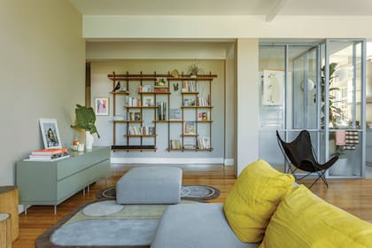 Biblioteca (Net Muebles). Almohadones amarillos en lino washed (De Levie).