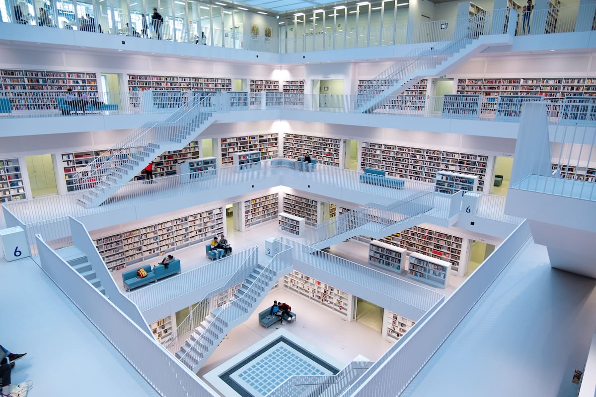 Biblioteca Pública de Stuttgart, Alemania. No, no es un 3D. Y no, las bibliotecas públicas nunca estuvieron abarrotadas de gente