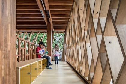 Biblioteca toda de madera