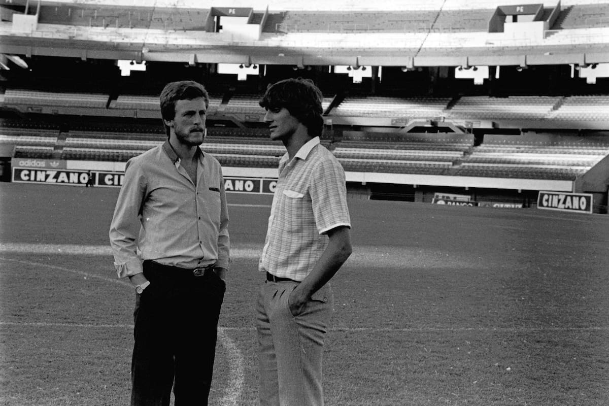 Bica y Francescoli posan en el Monumental en su primer día en River, el 16 de marzo de 1983 (Archivo La Nación)