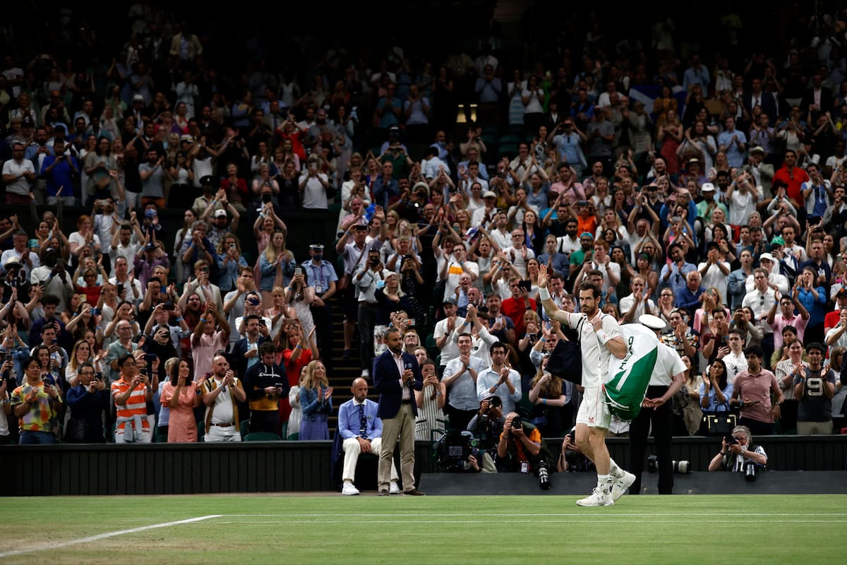 Bicampeón en ese court, operado de la cadera, de regreso tras una prolongada ausencia, Andy Murray deja la cancha central de Wimbledon en medio de una gran aclamación; el escocés de 34 años acaba de caer ampliamente contra el canadiense Denis Shapovalov.