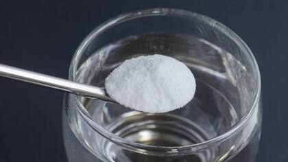 Bicarbonato de sodio y agua tibia es otra alternativa para limpiar la plata 925