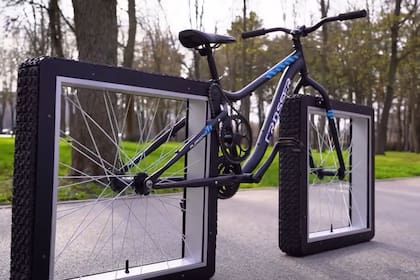 Bicicleta con ruedas cuadradas: Sergii Gordieiev se hizo conocido en redes sociales tras una serie de inventos virales (Captura video)