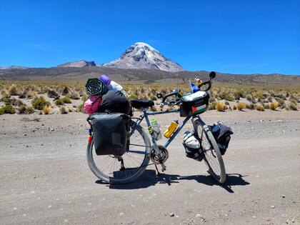 “Bicicleta es especial para viajes largos, es fuerte, tiene componentes buenos y aguantadores que, como ven, han venido de lejos y vamos lejos. Es más grande que yo, me queda alta pero nos hemos acomodado muy bien y ya no se nota tanto, no me da problemas graves, la cuido mucho y ella a mí”, describe Paola.