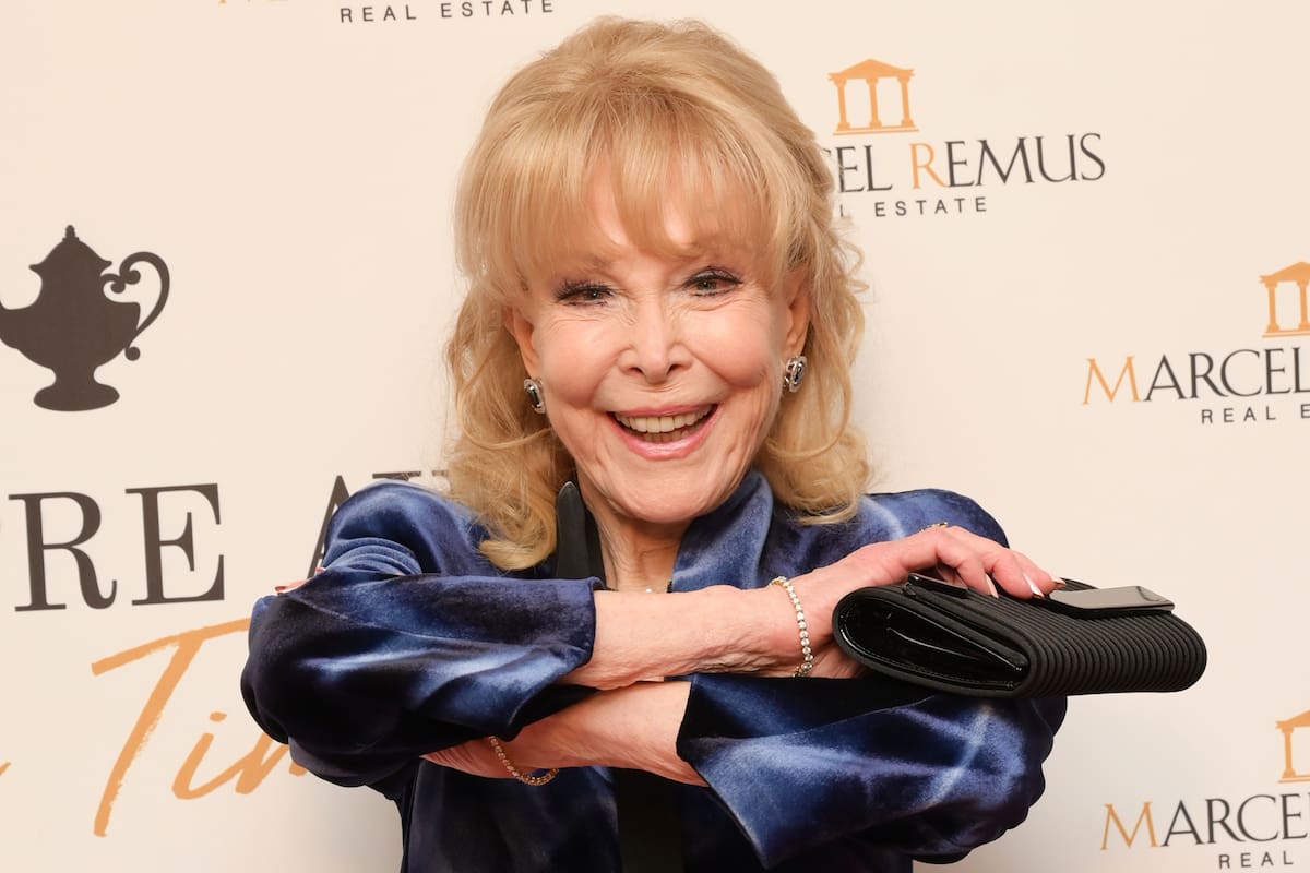 Bicicleta y chocolates: el secreto de Barbara Eden para estar en forma a los 93 años