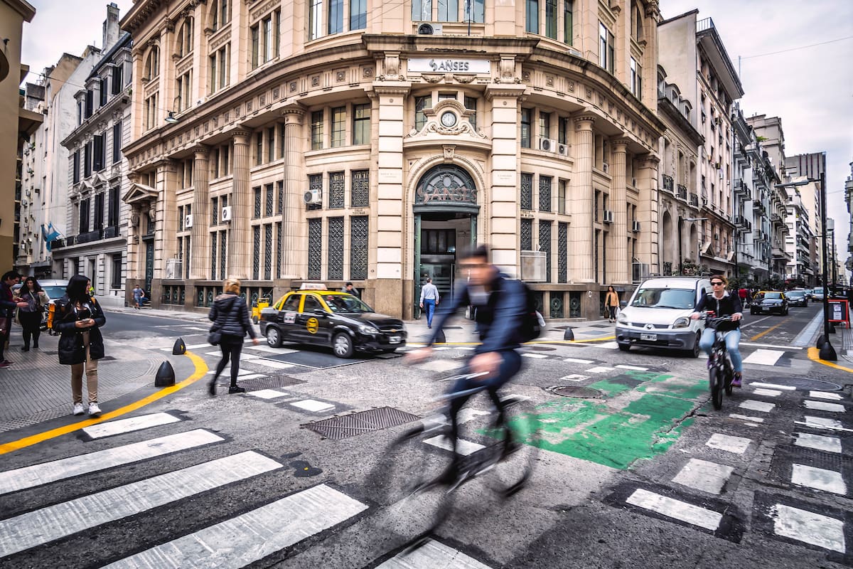Bicicletas y a pie. Dos de las formas de movilidad urbana que aparecen como una posible solución a los incidentes de tránsito