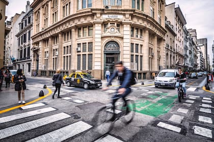 Bicicletas y a pie. Dos de las formas de movilidad urbana que aparecen como una posible solución  a los incidentes  de tránsito