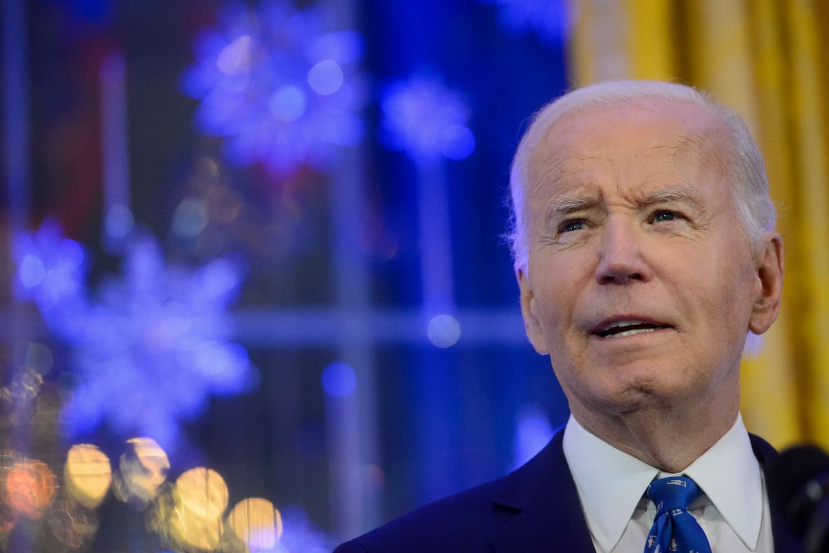 Biden abandona esfuerzo por cancelar préstamos estudiantiles