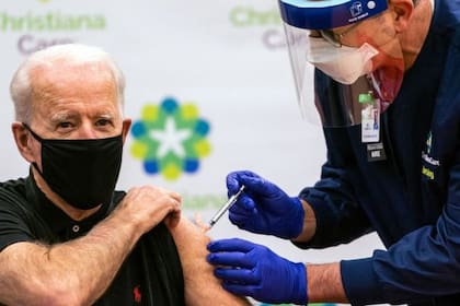 Biden anunció que recibirá la vacuna de refuerzo de Pfizer por ser mayor de 65 años