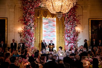 Biden aplaude a Kishida durante su discurso en la cena de Estado