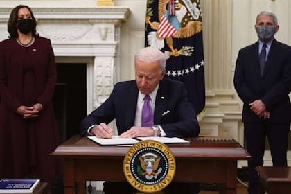 El presidente Joe Biden, al firmar una orden ejecutiva en la Casa Blanca