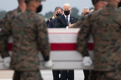 Biden, durante el arribo de los marines caídos a la base de Dover
