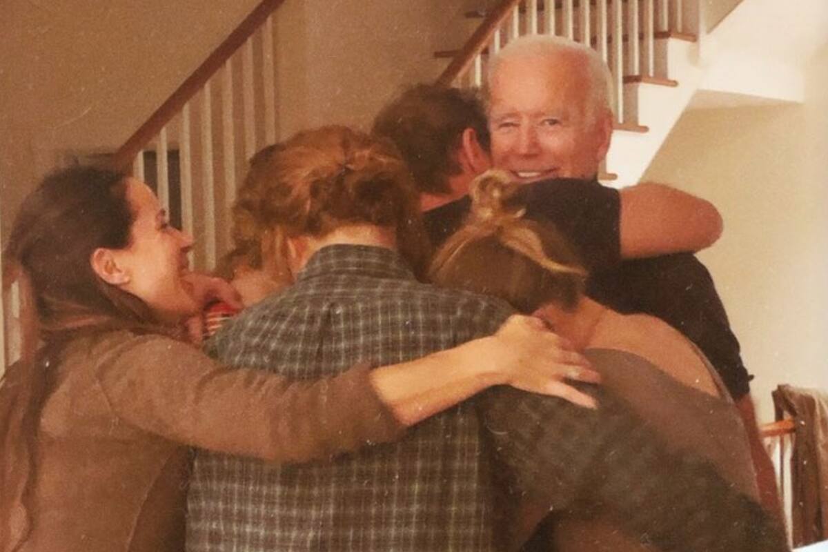 Biden entre una montaña de abrazos con sus cinco nietos