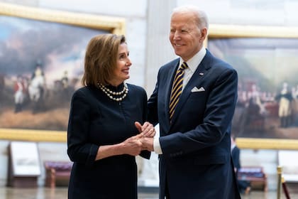 Biden junto a Nancy Pelosi, que ya anunció su retiro