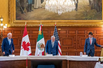 Biden, López Obrador y Trudeau en el Palacio Nacional de México