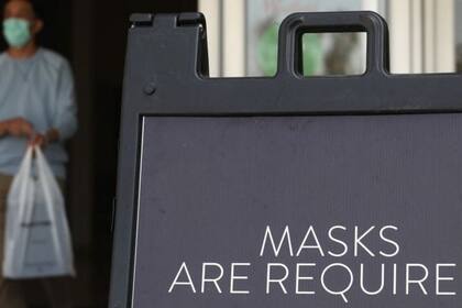 Biden ordenó usar mascarillas en los edificios públicos del país.