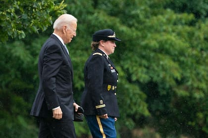 Biden se dirige al Marine One después de dar su discurso sobre Afganistán