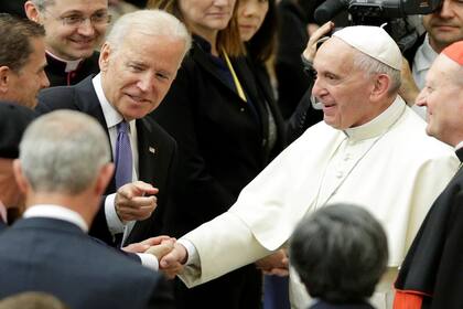 Biden y Francisco, en una visita del líder demócrata al Vaticano, en abril de 2016