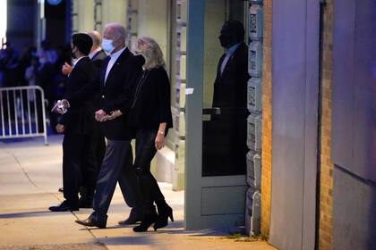 Biden y su esposa, Jill, fueron anoche a un teatro en Wilmington, Delaware
